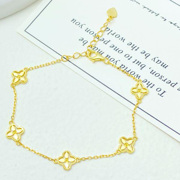 Four-Leaf Clover S925 Sterling Silver Bracelet: 18K Gold, Elegant, Versatile, High-End Jewelry.
