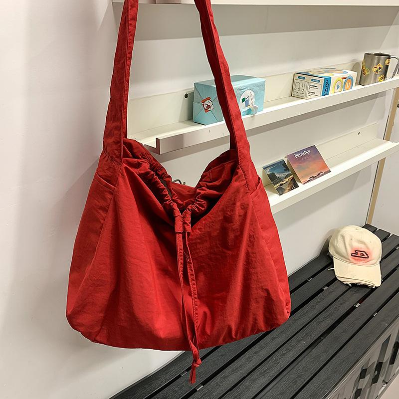 

New drawstring bag casual women s large-capacity simple messenger bag college student class bag shoulder bag червоний
