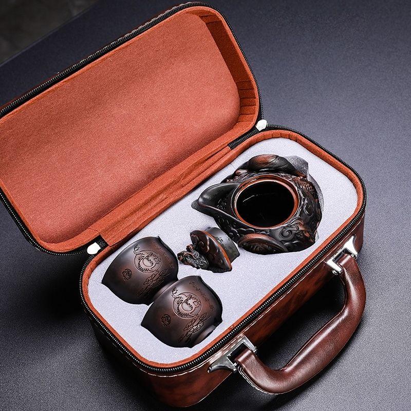 Cerámica púrpura china hecha a mano tallado en relieve dragón volador tetera de agarre manual juego de té de viaje una tetera dos tazas juego de té kung fu