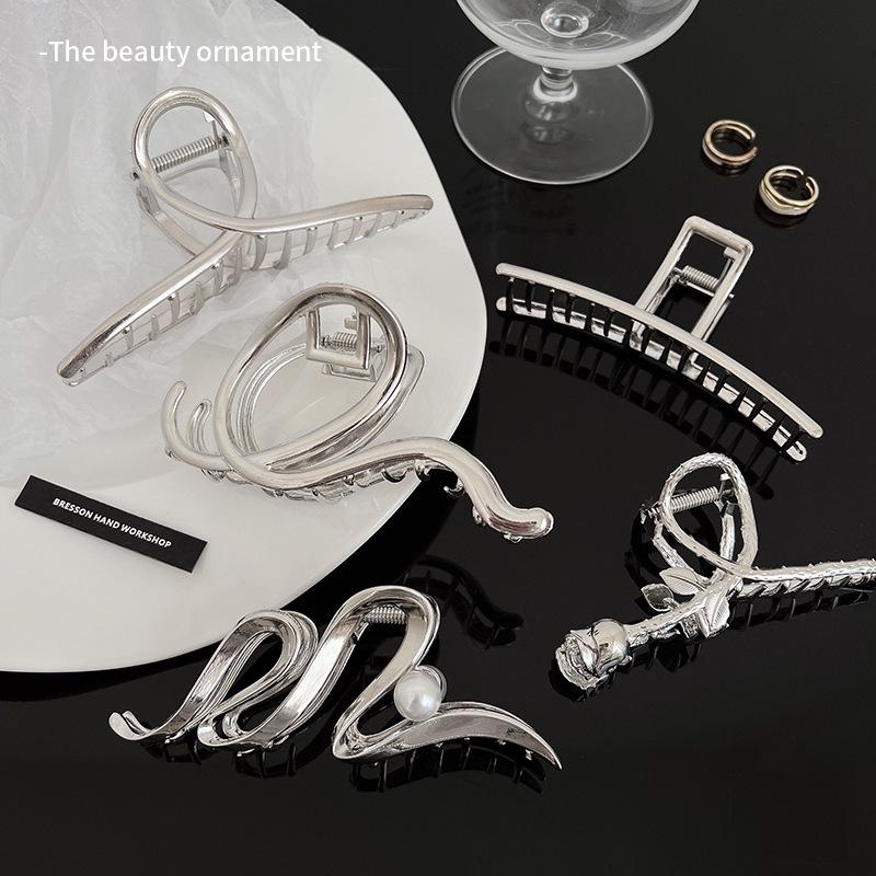 קליפס שיער גדול בצבע כסף מטאלי לשיער עבה - אביזר שיער לנשים