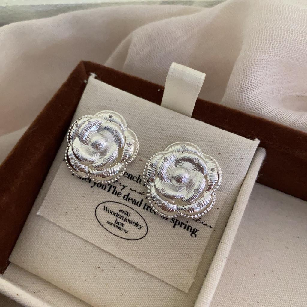 French Niche Personalized Brushed Design Camellia Light Luxury Fashion Temperament Stud Earrings Retro Advanced Sense Versatile Earrings