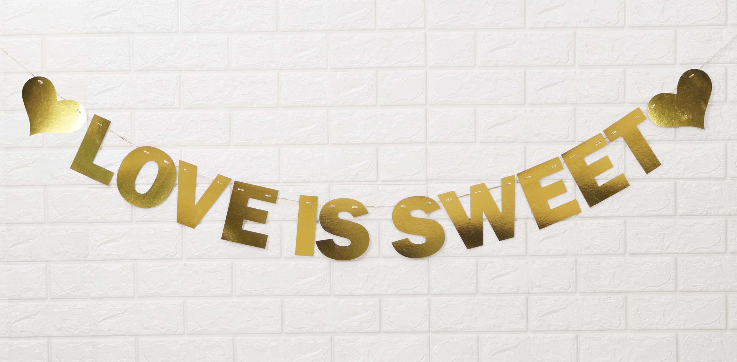 

Inkdotpot Металеве золото Love is Sweet Попередньо нанизані курсивні вівсянки Весільний банер Весільні вівсянки Весільні заручини Фото знаку золотий