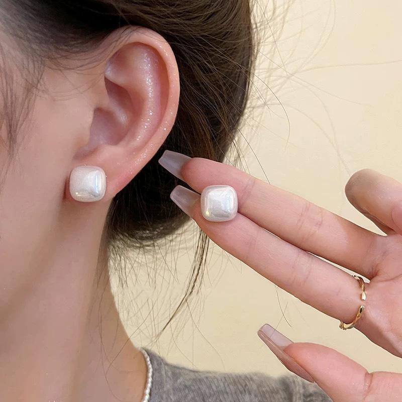 French Small Fragrant Style Pearl Stud Earrings Women's Light Luxury High-end Sense Retro Temperament Earrings Ear Jewelry