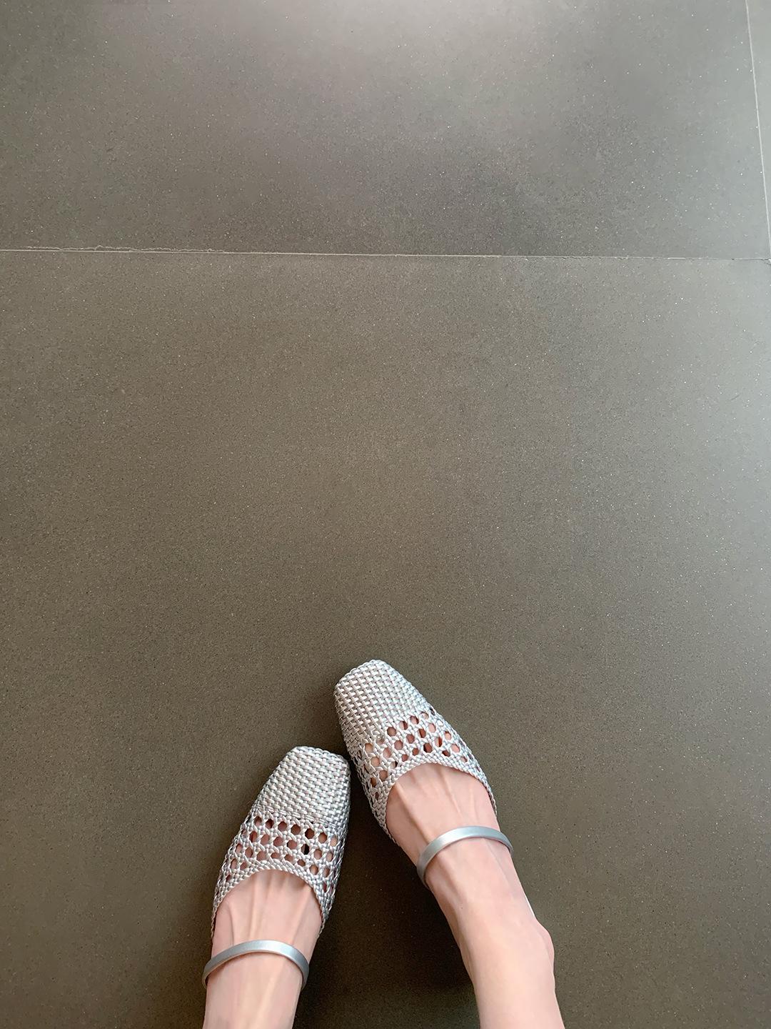 

[Su Yinyin of the same style] Lambskin version~ French retro woven hollow thick heel Muller cool slippers women s half drag 35