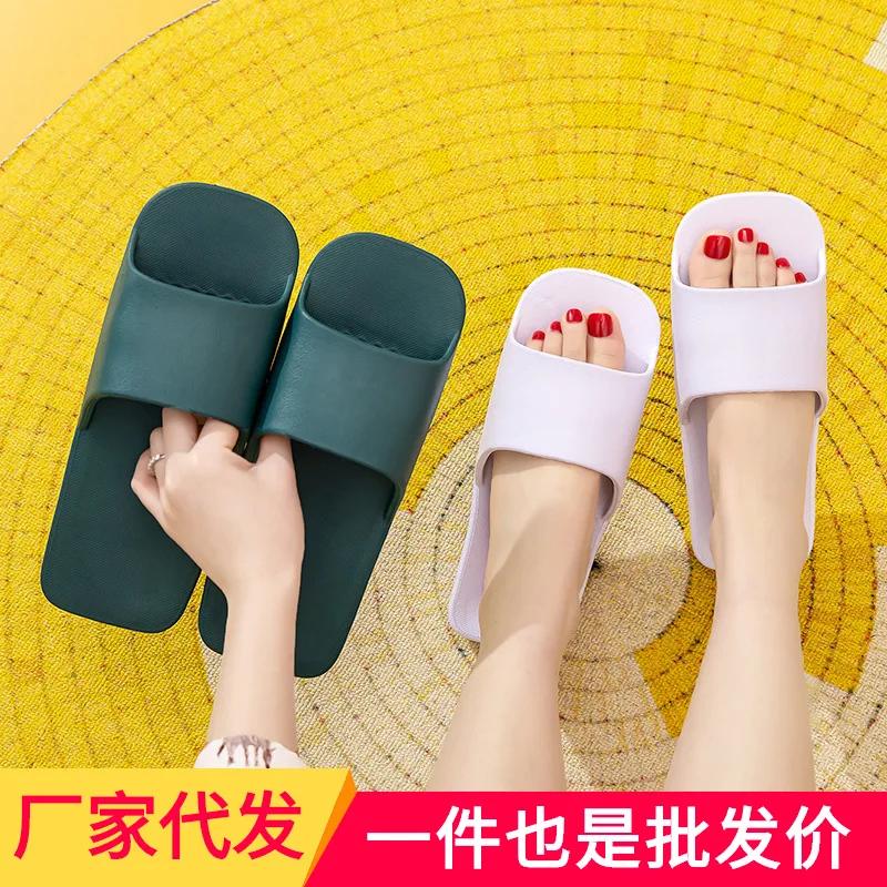 Modische durchlässige Hausschuhe, Badehaus-Hotelbad mit weichsohligen leichten Plastik-Herren- und Damen-Hausschuhen für beide Füße