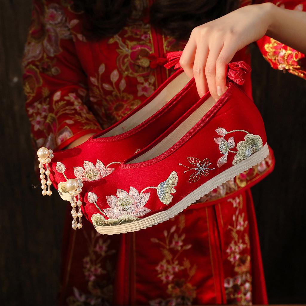 Elegant Embroidered Flower Shoes Hanfu Style Women's High-Rise Shoes Cotton Lined Slip-On Traditional Chinese Costume Footwear