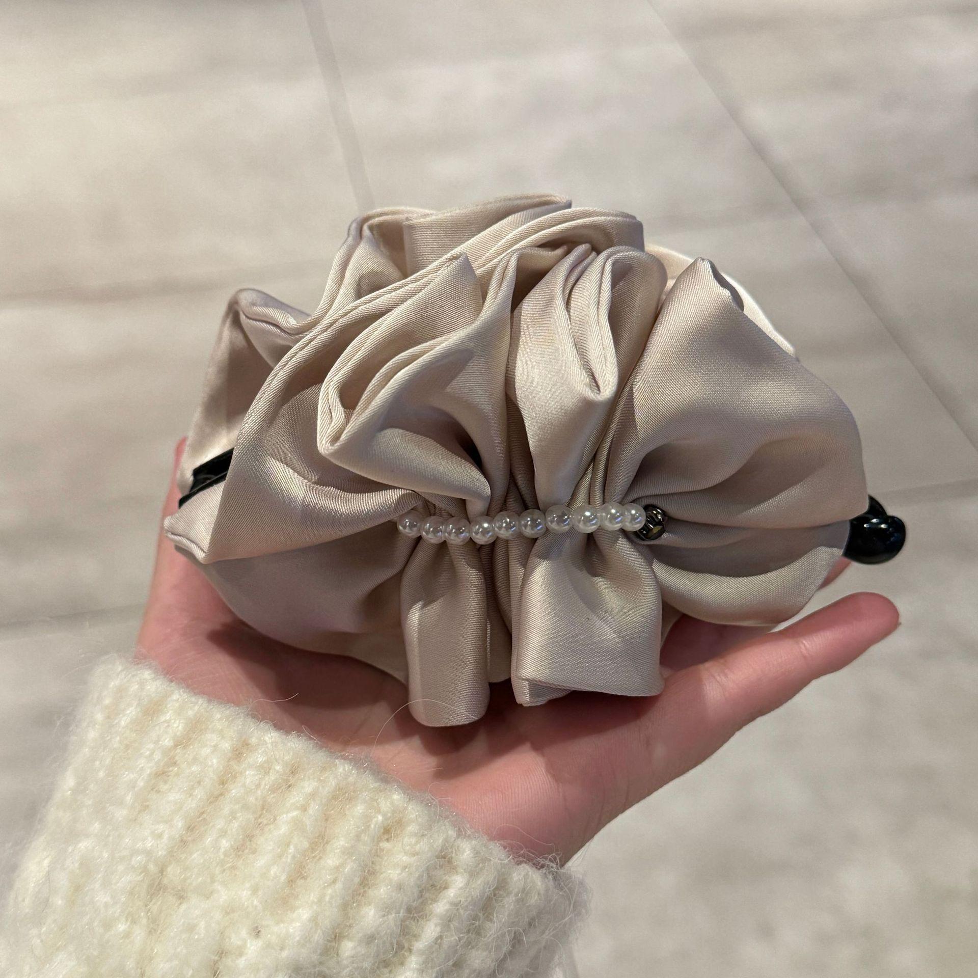 Корейский атласный жемчужный плиссированный зажим-банан - Универсальный большой зажим для волос для элегантных причесок.