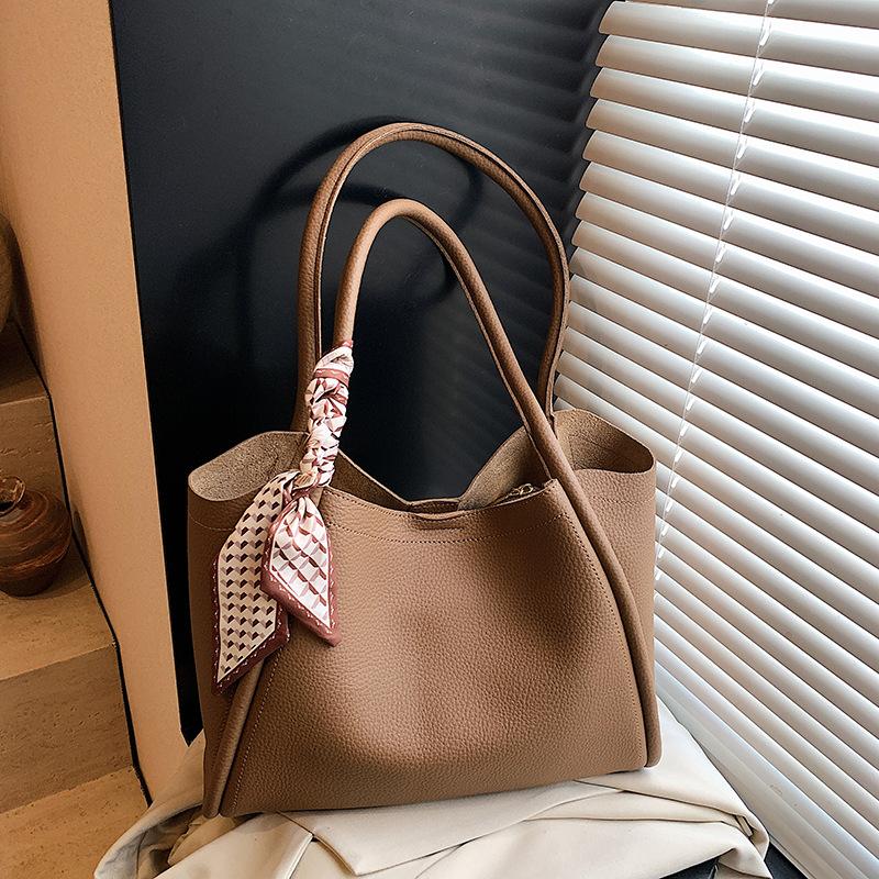 

Bag Women s 2025 Summer New Lychee Pattern Vegetable Basket Bucket Bag Premium Commuter Portable Shoulder Messenger Bag 39*10*28 коричневый