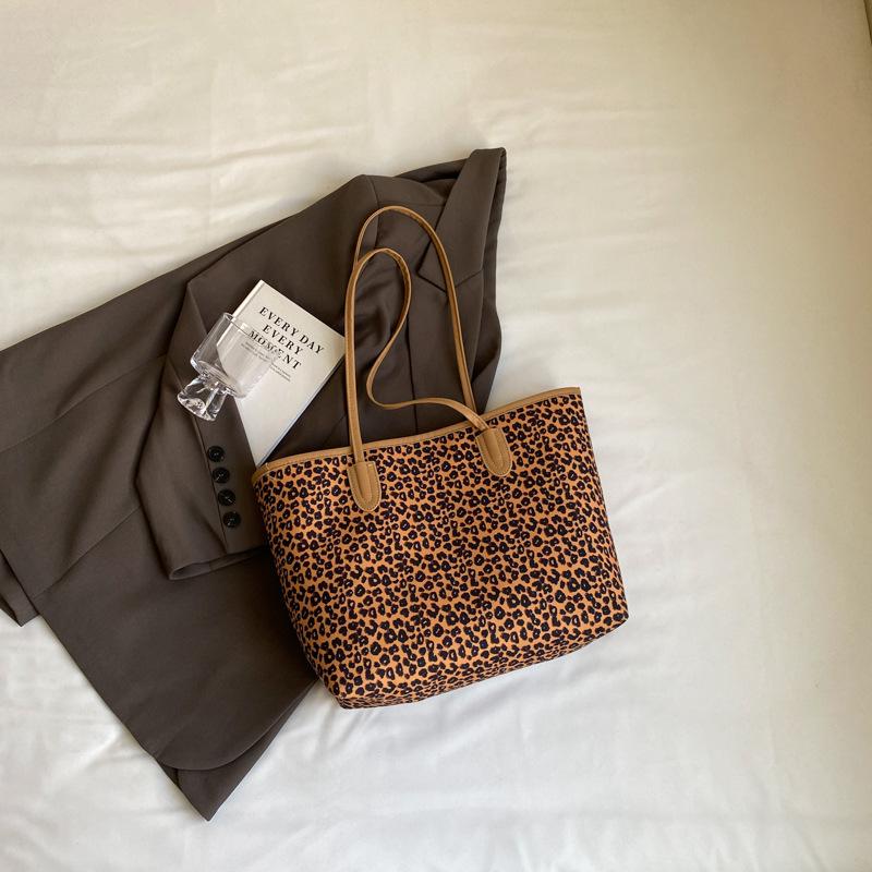 Leopard print bag women's 2025 new model, popular this year, large-capacity tote bag, foreign style splicing, single shoulder class commuter bag
