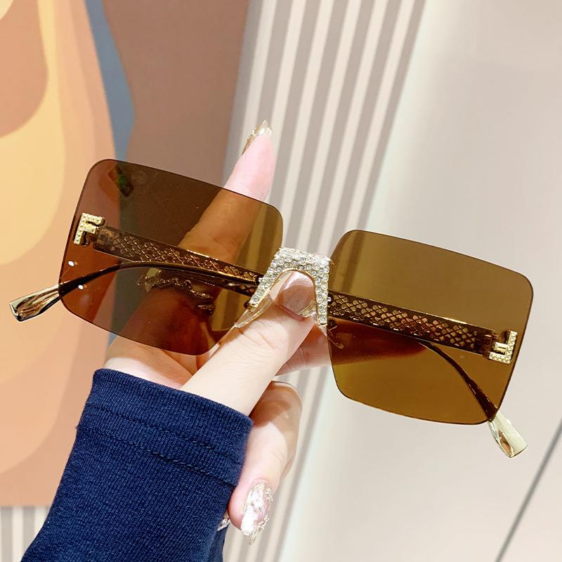 

Солнцезащитные очки без оправы с буквой F и бриллиантами, модные уличные фото, металлические полые солнцезащитные очки в стиле ретро 90278