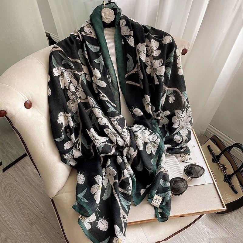 Luxury Brand Autumn and Winter Women New Style Fashion Color Matching Print Silk Scarf Lady Popular Headcloth Beach Shawl