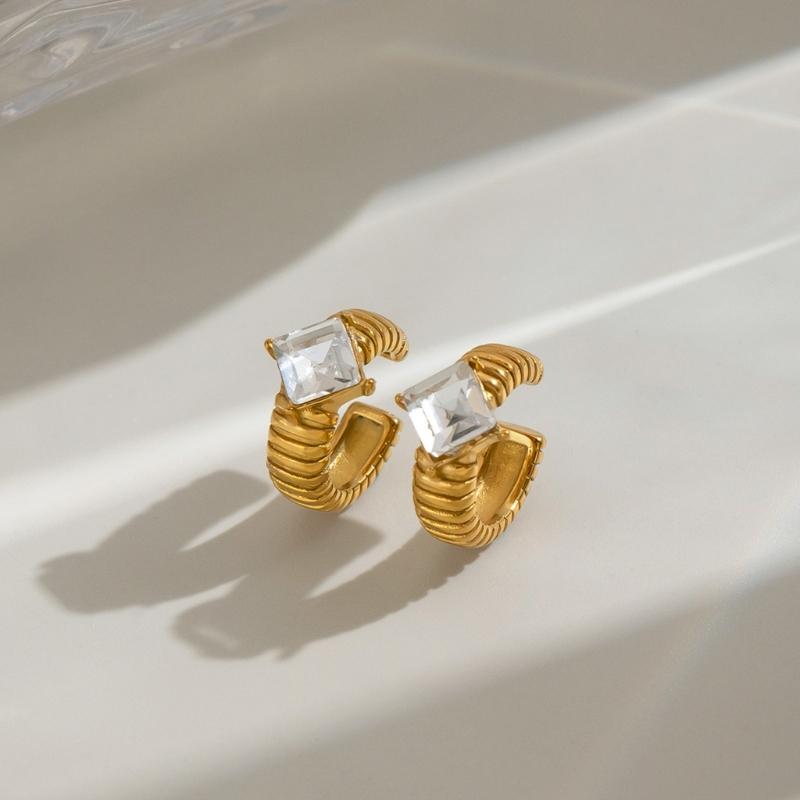 Minimalist Clip-On Ear Cuff Earrings Pair, No Piercing Outer Ear Accessory for Everyday Styling, Dates and Travel
