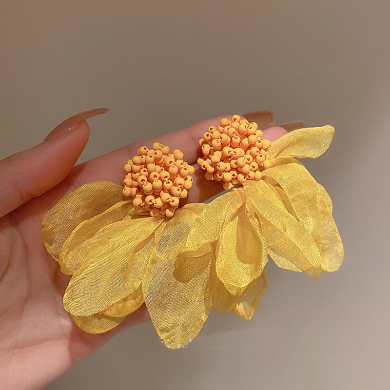 Small fresh yellow mesh flower earrings summer sweet light luxury stud earrings vacation style high-end earrings