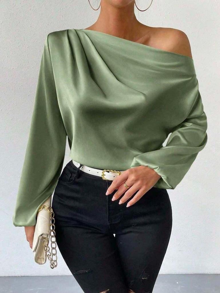Top a maglia da donna in raso asimmetrico a maniche lunghe con design a spalla obliqua
