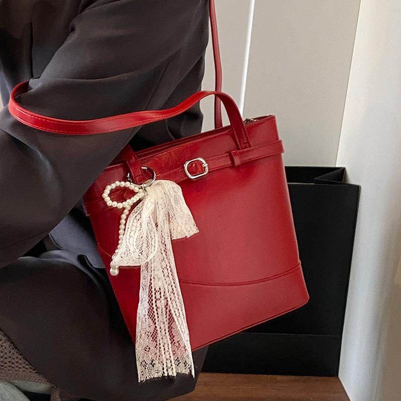 New Product Wholesale Fashion High Sense Korean Version Temperament Portable Bucket Bag Versatile Commuter Spice Girl Style Messenger Bag