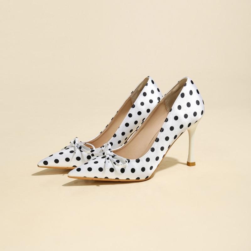 2026 Damen Neue Spitz zulaufende Einzel-Schuhe Seidenobermaterial Polka Dot Bequem flach dünn hohe Absätze Übergröße Mode Damen Pumps