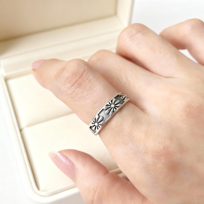 European Retro Floral Ring: Unique Vintage Black Design for Women and Couples