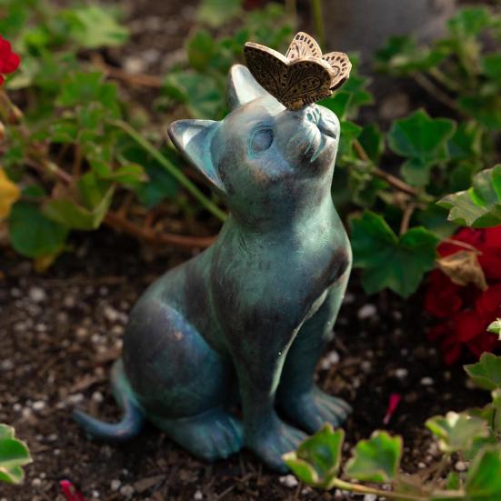 Retro Cat Figurine Resin Cat with Butterfly Statue Indoor Outdoor Artistic Cat Sculpture for Bookshelves Gardens Offices Decoration