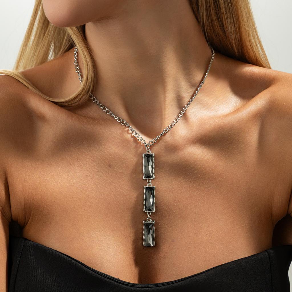 Minimalist Cool Tone Square Black Diamond Pendant Choker Necklace - Stylish Statement Long Necklace for Women, Sleek Metal Chain, Anti-Tarnish