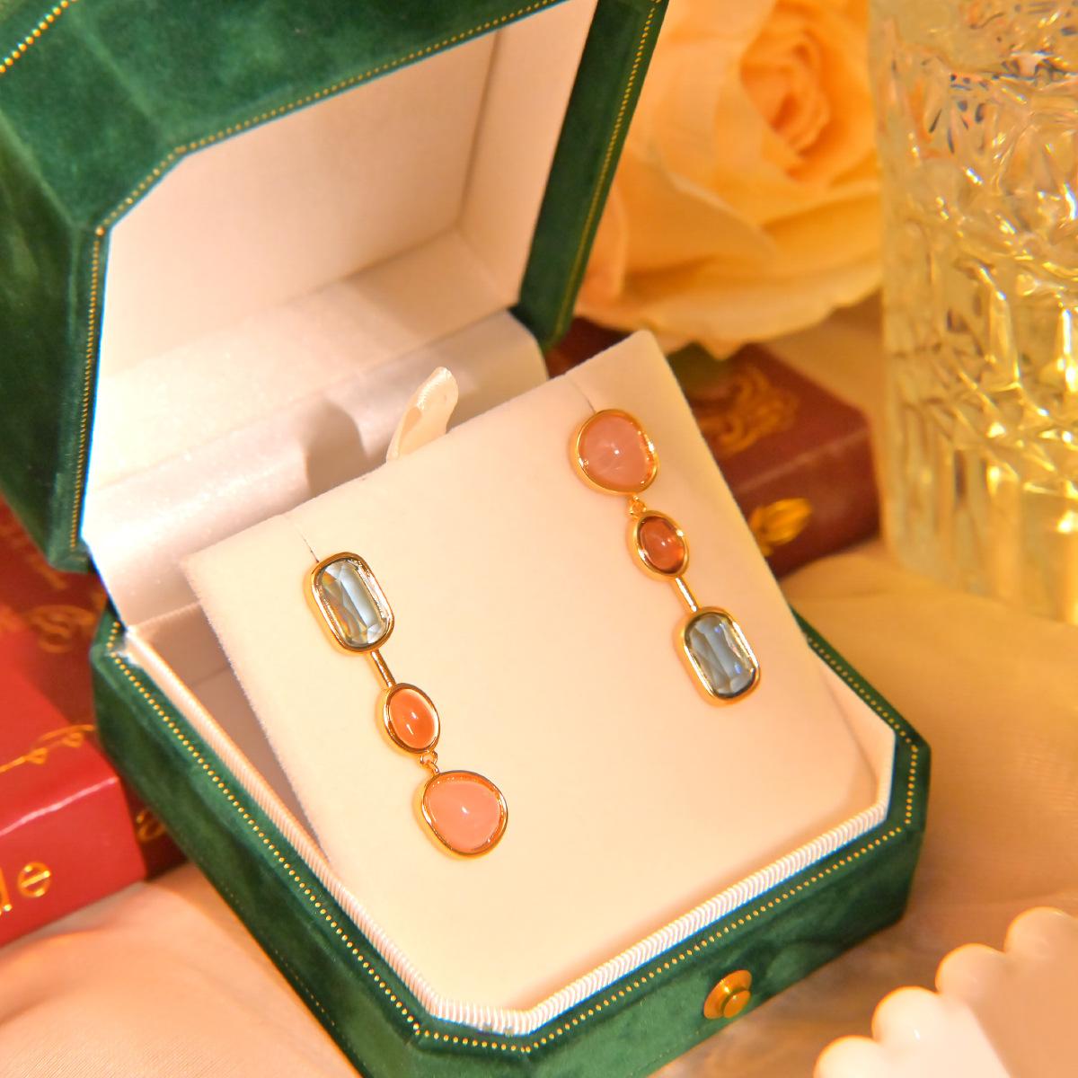 

Серьги в средневековом стиле, модные контрастные цвета, дизайн из смолы в стиле ретро, ​​серьги интернет-знаменитостей, темпераментные и элитные серьги для женщин.