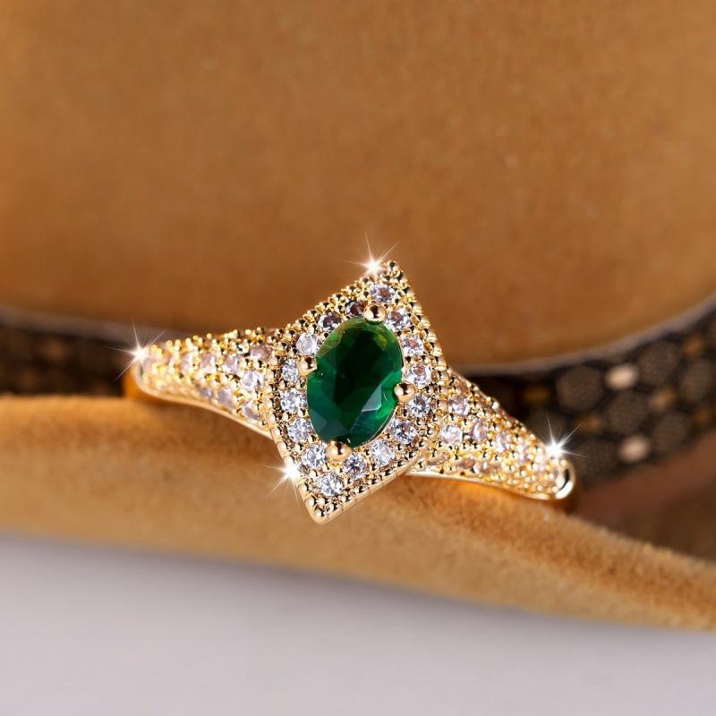 Retro famous style exquisite texture inlaid with emerald edge white diamond ring retro luxury