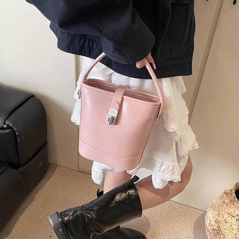 High sense women's bag 2025 new fashion autumn and winter niche design shoulder messenger bag retro handbag