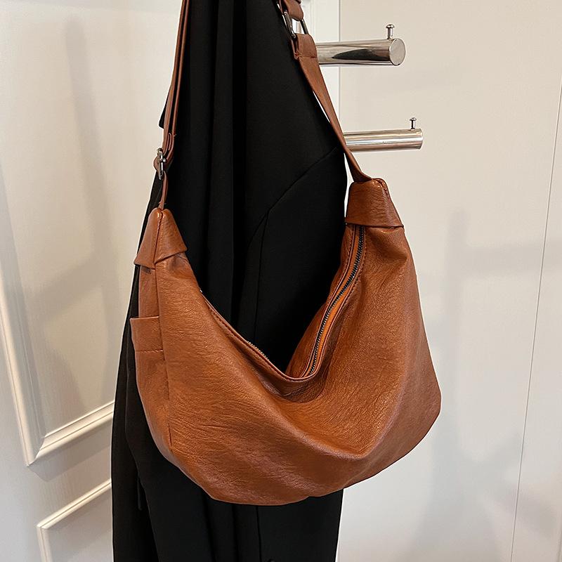 Large capacity shoulder tote bag women's new trend fashion versatile leisure commuter dumpling bag batch