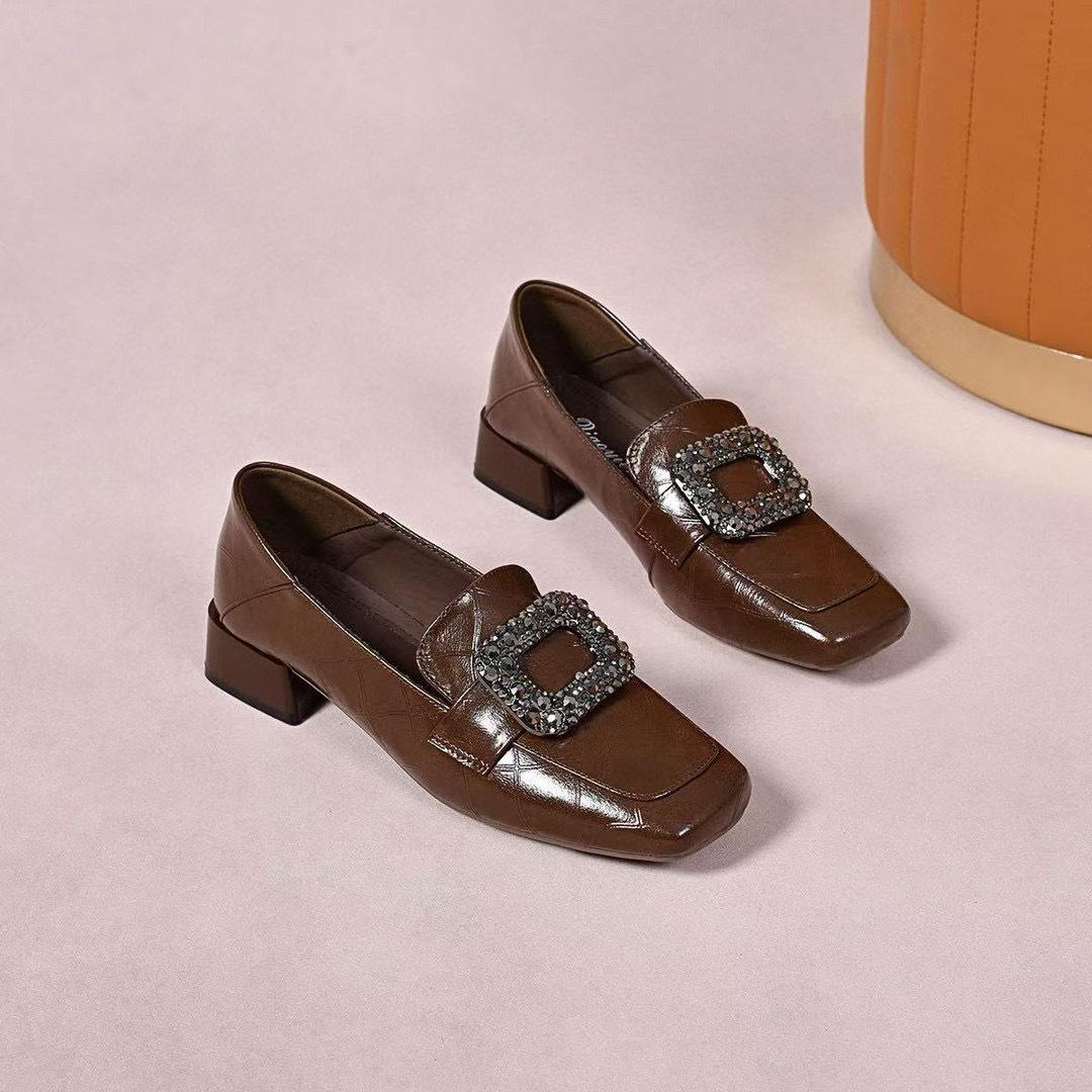 

Маленькие кожаные туфли с квадратным носком женские весенние новые с квадратной пряжкой и стразами, лоферы на низком каблуке 41 коричневый