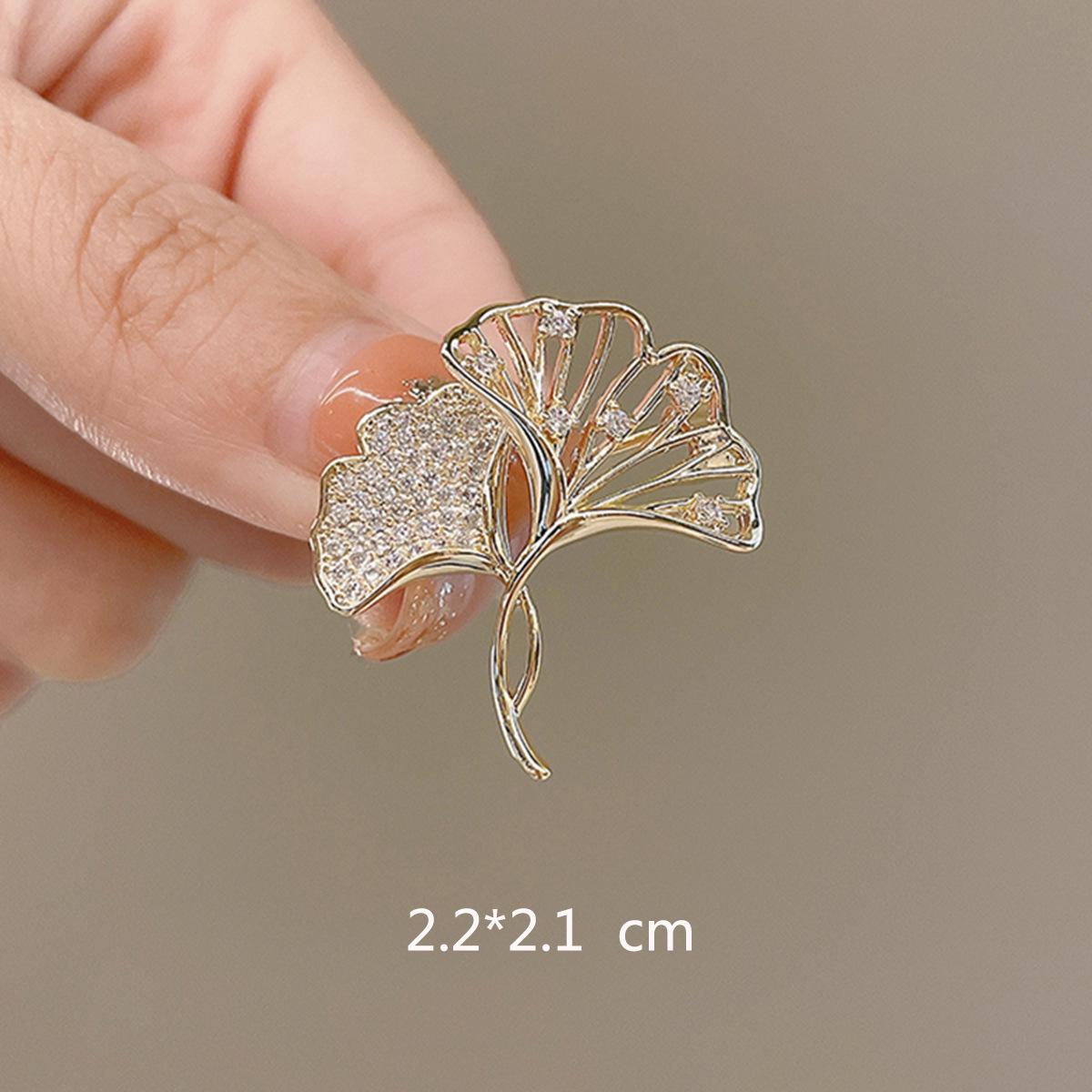 

Брошь из гинкго билоба со стразами, антибликовая пряжка, высококачественная изящная булавка, креативная булавка для воротника, аксессуар для рубашки