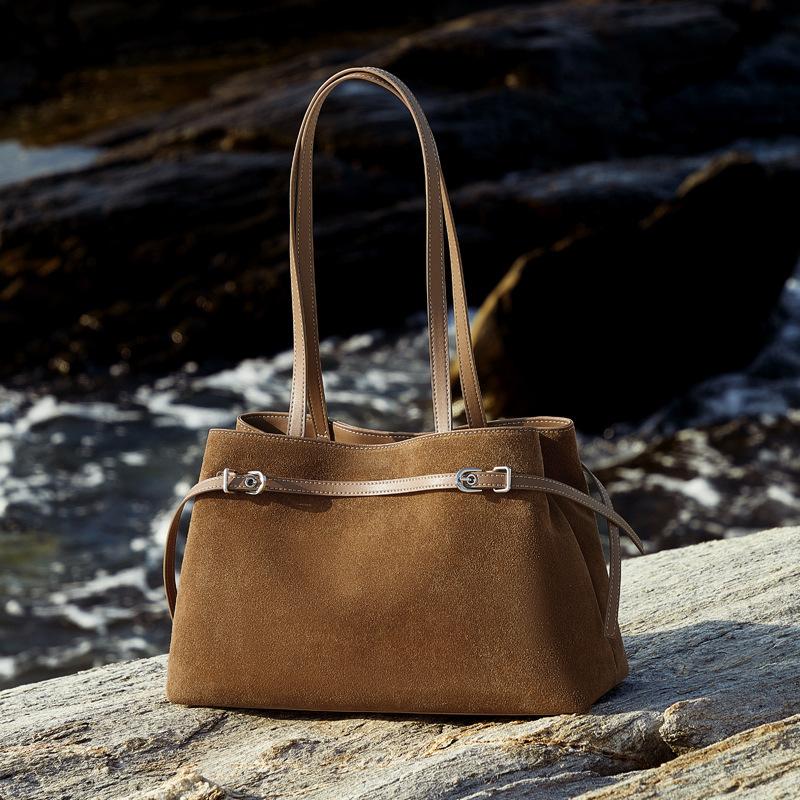 This Is A Large-capacity, Retro Hand-held Crossbody Bag Made of Suede, Suitable for Commuting