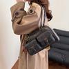 Bolsa de Ombro Feminina Retrô Cor Sólida Couro PU com Múltiplos Bolsos Grande Capacidade Vem com um Charm Acessório Removível