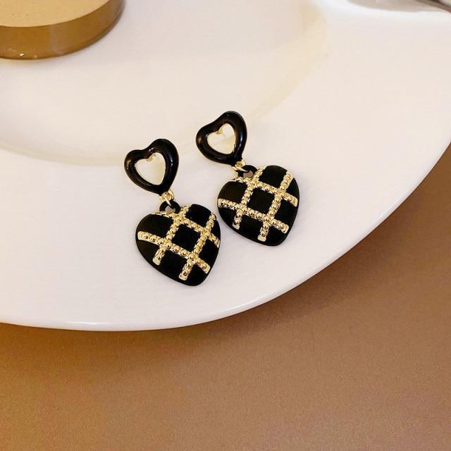 

Темпераментные элегантные красные черные решетчатые металлические серьги-подвески в форме сердца в новом корейском стиле, милые милые подарки, ювелирные изделия чёрный