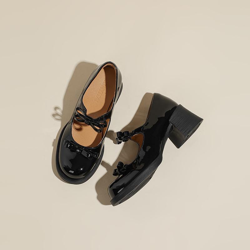 French Hepburn style small leather shoes black high heels thick heel soft sole not tired feet round head light mouth bow Mary Jane