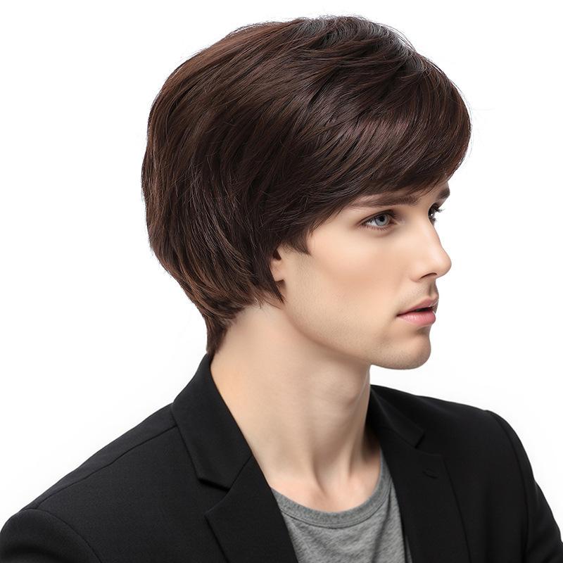 Herren Kunsthaar-Perücken Braun mit Pony Kurz Geschichtet Wellenhaar für Tägliche Party Cosplay Hitzebeständige Faser