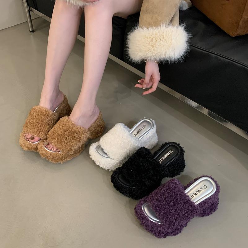 

Тапочки на толстой подошве и высоком каблуке-маффины для женской осенне-зимней новой моды демонстрируют длинные ноги, а пушистые тапочки-клинья носят на улице. 39 фиолетовый