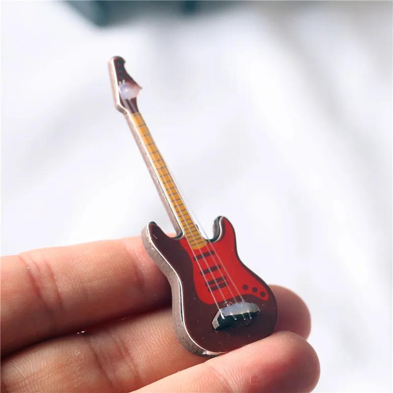 1PC Mini Classical Pop Guitar Doll House Mini Furniture Model Shooting Musical Instrument Decoration Model