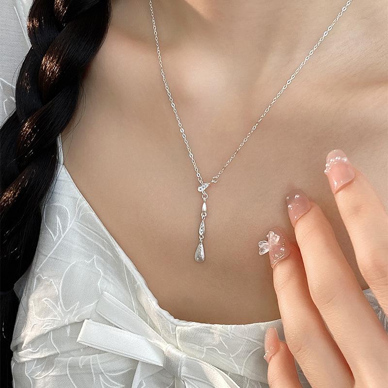 Matte Water Droplet Tassel Necklace for Women, Minimalist, Light Luxury, High-end, Niche Brushed Collarbone Chain