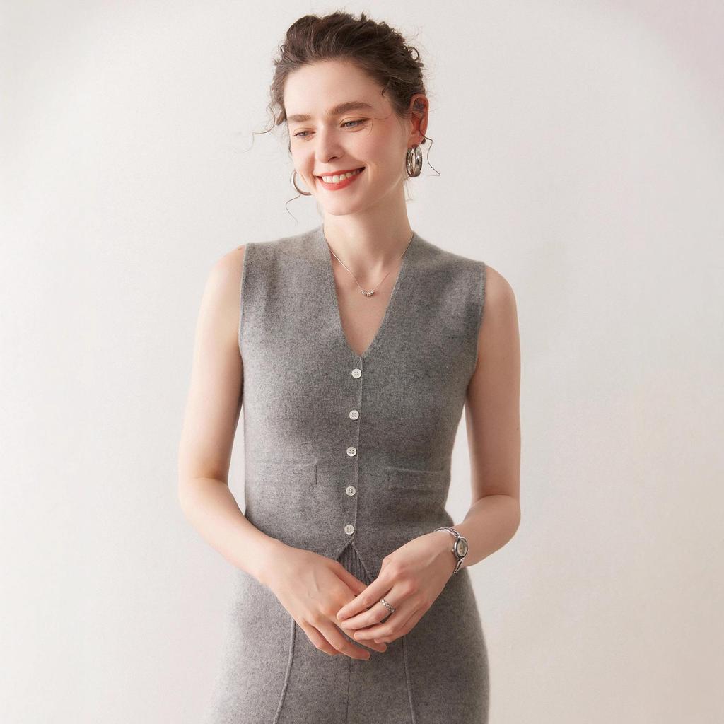 Chic Light Luxury V-Neck Cashmere Knit Women's Slim-Fit Vest for Autumn/Winter