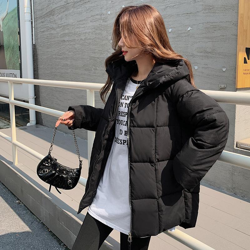 

Женская зимняя куртка из пуха 2025 новая корейская версия свободная и утолщенная студенческая куртка-хлеб куртка с наполнителем укороченная куртка S чёрный