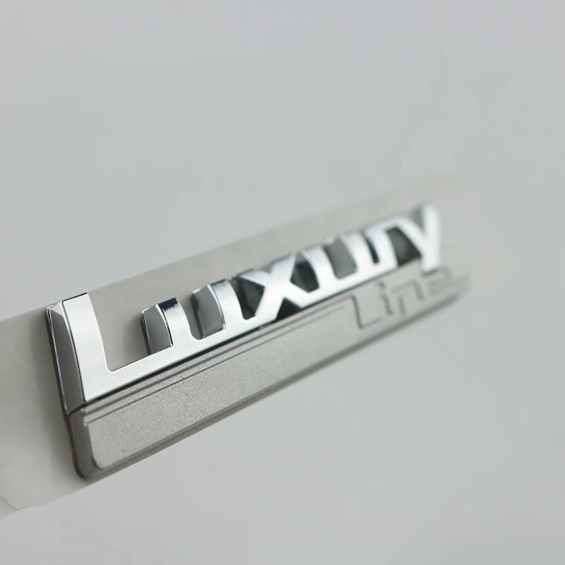 Nuova linea di lusso Linea sportiva Emblema parafango per BMW 730 740 750 750Li Logo laterale Car Styling Refitting Aggiornamento Adesivo cromato opaco