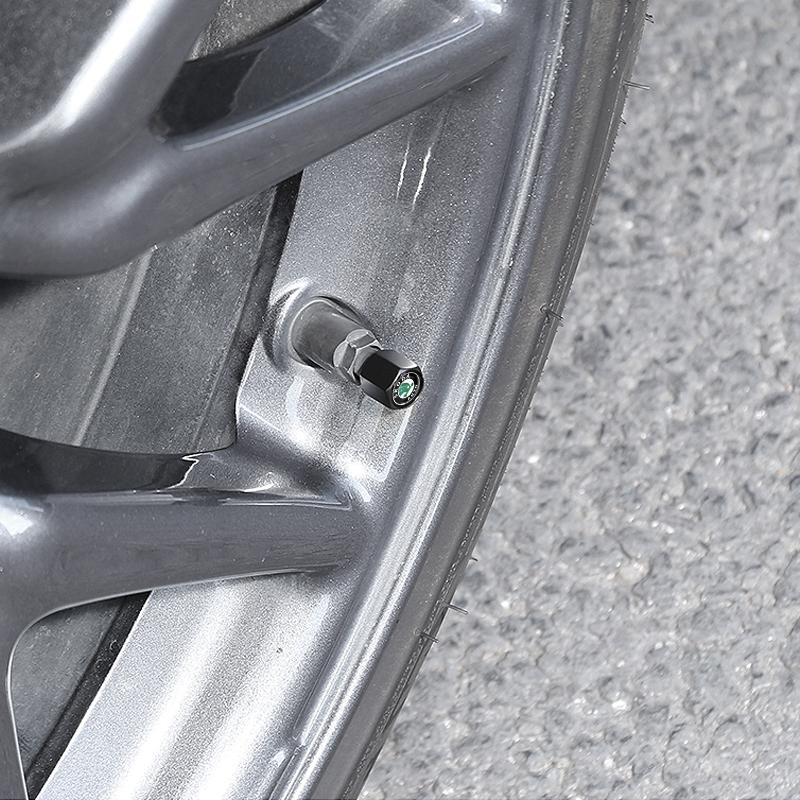 Brelok z logo samochodu i kapslem na wentyl opony, akcesoria samochodowe dla Skoda Octavia Rapid Kodiaq Karoq Fabia Kamiq Superb Derivative Vision A5 A7