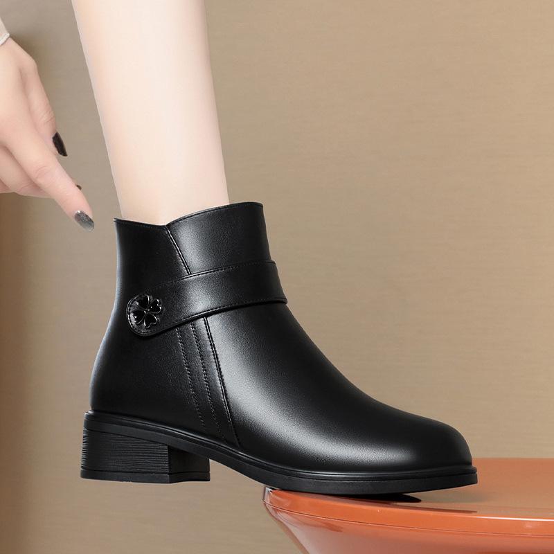 Slope heel mother shoes autumn and winter boots, new soft leather soft-soled short boots velvet leather shoes    and elderly women's cotton shoes