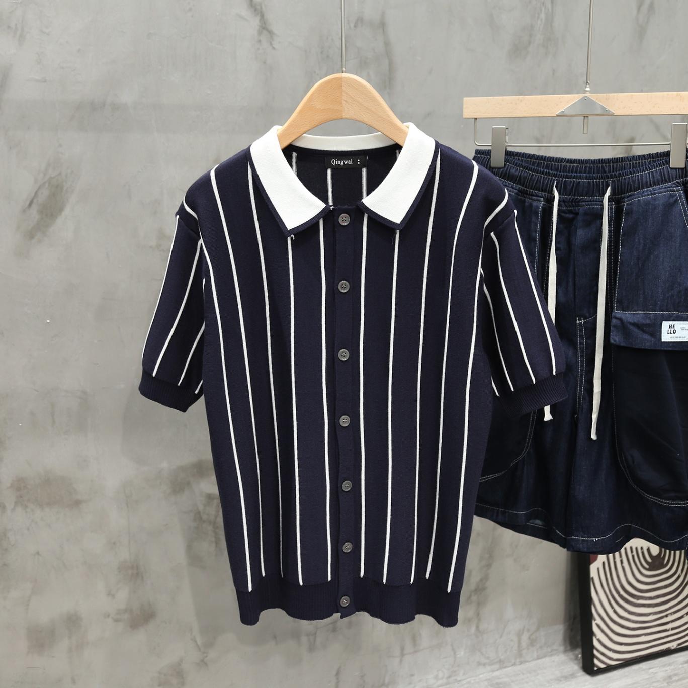 

Европейская и американская мужская мода 2025 Лето Новая мужская футболка Однотонная с коротким рукавом Вязаная рубашка поло В полоску Свободный отложной воротник Топ 3XL темно-синий