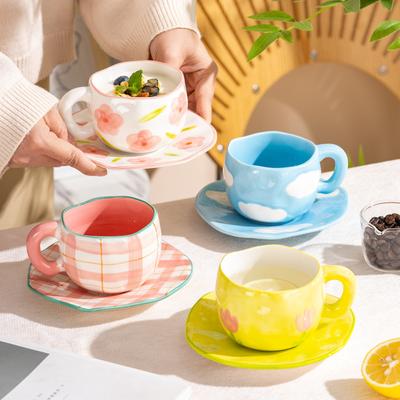 Kreatywny nieregularny ceramiczny kubek Malowany ręcznie kwiat Chmury Filiżanka do kawy ze spodkiem Śniadanie Mleko Filiżanki do herbaty Ręcznie robiony prezent Naczynia do picia