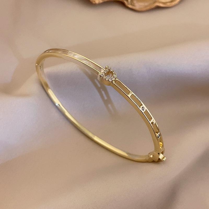 Zircon Open Bangle: Simple & Versatile Luxury Bracelet with Niche Design and Internet Celebrity Style.