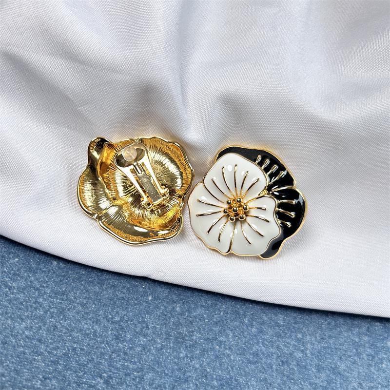 

MOY Расписанные вручную черно-белые эмалевые серьги-клипсы в виде цветка анютины глазки для женщин