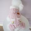 Herbst und Winter Haustier Hund Samt Kleine Blume Vierbeinige Kleidung Weicher Bauchschutz Warme Kleidung Teddy Hund Pyjamas Welpe