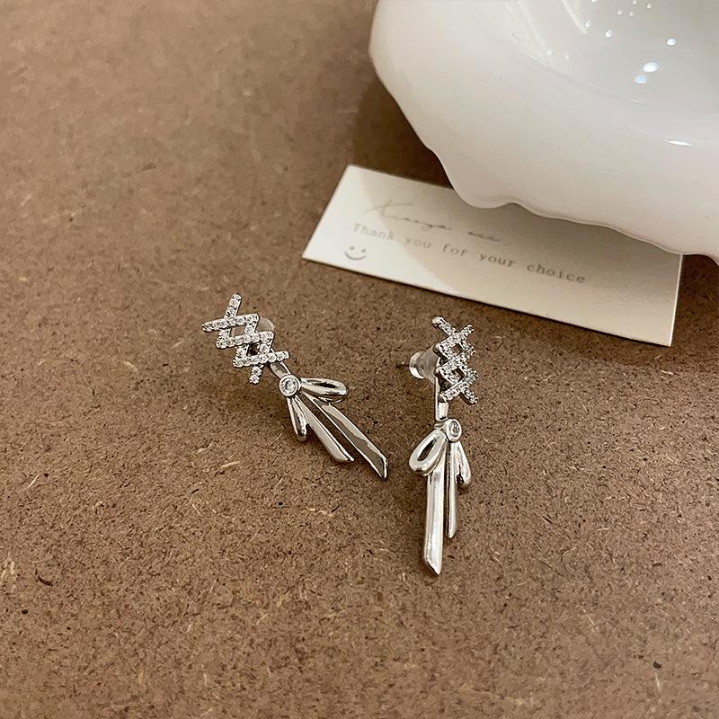 A Pair Of Zircon Bow Stud Earrings For Women With A Niche Design Sense, Light Luxury, Fashion, Simple And Versatile Earrings And Earrings.