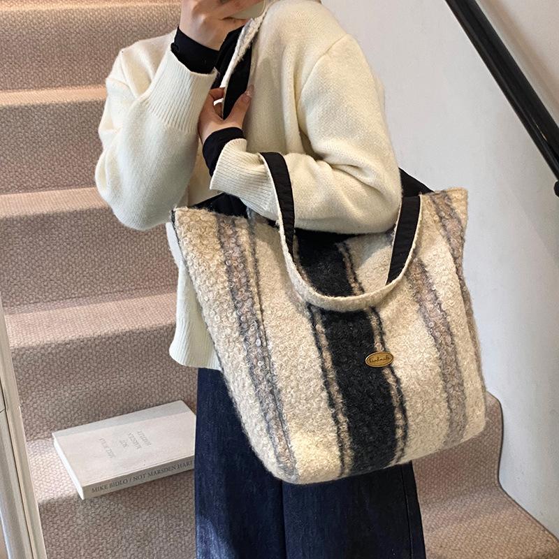 Underarm Plush Tote Bag Women's 2025 Winter New Fashionable Large-capacity Shoulder Bag To Work Commuter Casual Women's Bag