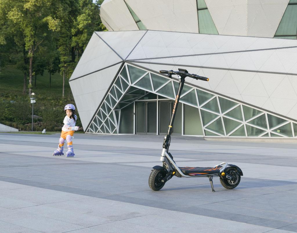 Elektrická koloběžka KuKirin A1, 10palcové bezdušové pneumatiky, Duální brzdový systém, LED světlomet, Zadní světlo a Směrová světla, 48V baterie, Rychlé nabíjení